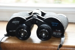 90% of binoculars have a central knurled wheel which focuses both eyepieces to suit the user and the distance of the object that you want to see up close. In addition the right eyepiece is usually capable of being further focused on its own, this is to accommodate any differences the user may have in the correction prescription they have for each eye. Close your right eye and focus the binocular with the central wheel for your left eye, now open the right eye and slowly turn the right eyepiece back and forth to get the best view for your right eye. Now only use the central wheel to focus with both eyes open. You might need to do this a few time to get the best setting for the right eyepiece. You will find that close objects like birds on your bird feeder will need a different central wheel focus position than for objects at a longer distance. Focusing becomes a little more critical at close distances. Fabulous bins, the Swift Triton Mk2. I prefer to use them without the rubber eye cups. 12 degrees field of view !! A lot of this wide field is in your peripheral vision, where it helps you to orientate yourself in star-fields, when stargazing or tree branches when bird spotting.